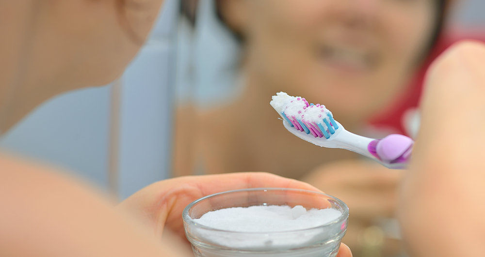 does brushing your teeth with baking soda